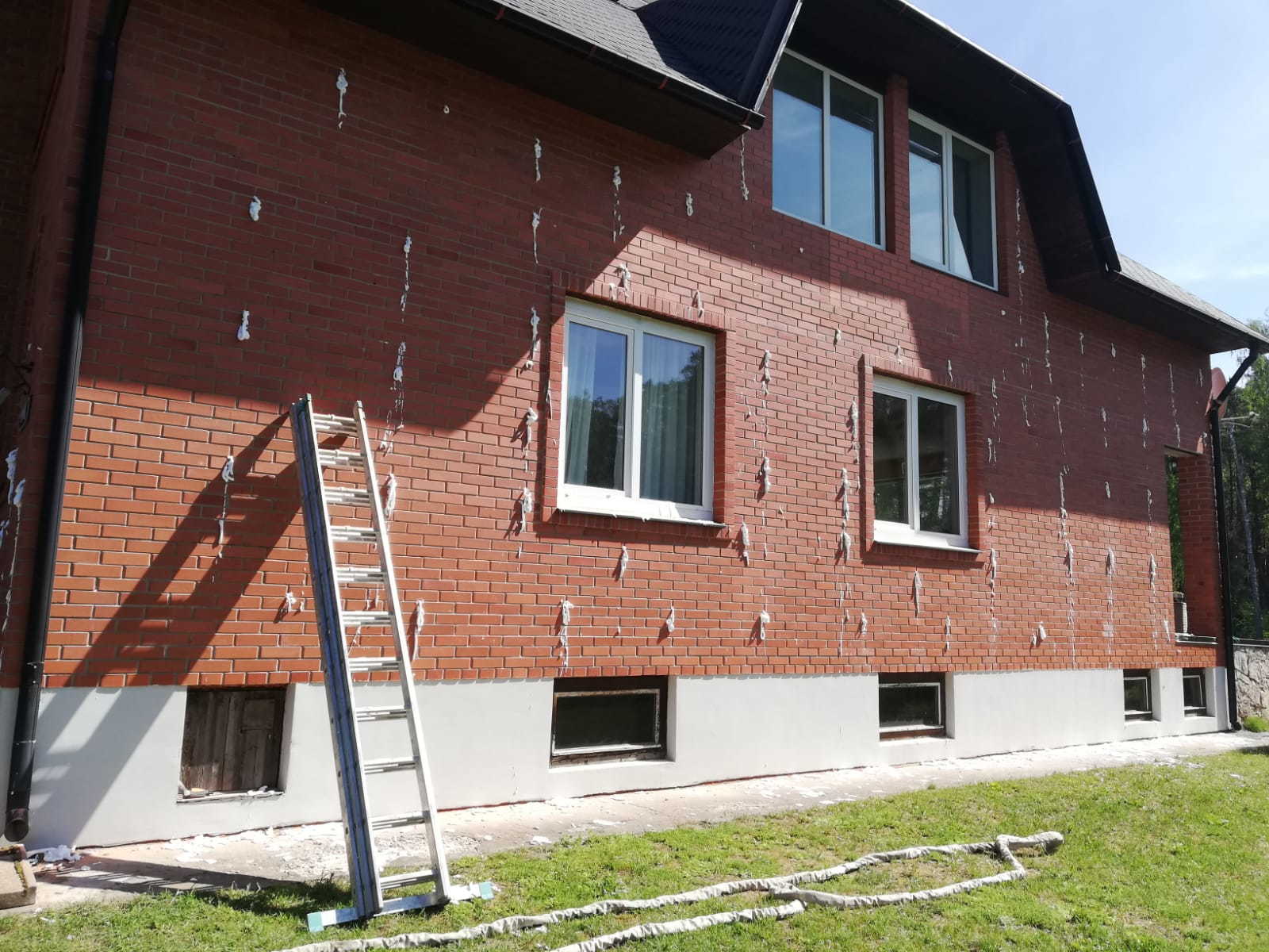 Gaisa spraugas siltināšana ar temoputām. 2022 gadā izpildīts projekts, izpildītais putueksperts.lv, mājas platība 300 kv.m.