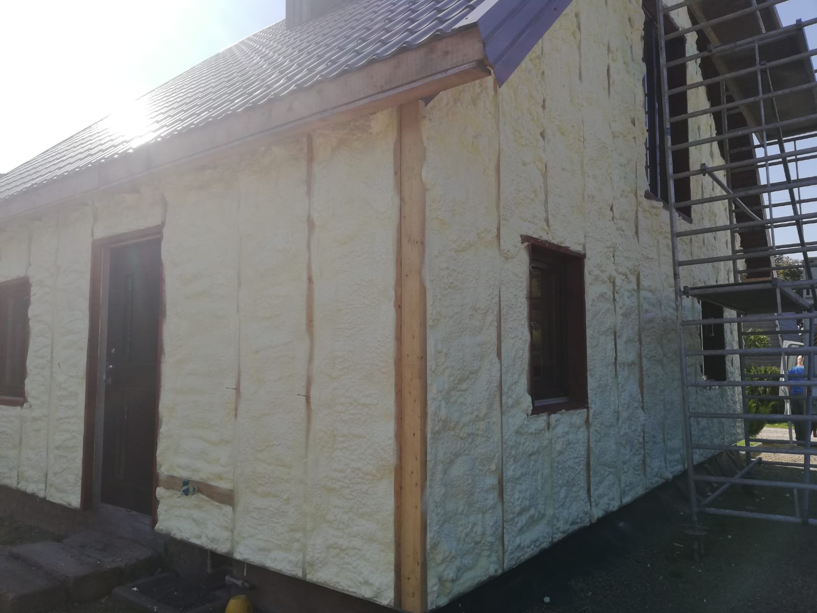 Privātmāju sienu siltināšana ar poliuretāna putam. Mājas kopēja platība 150 kv.m.